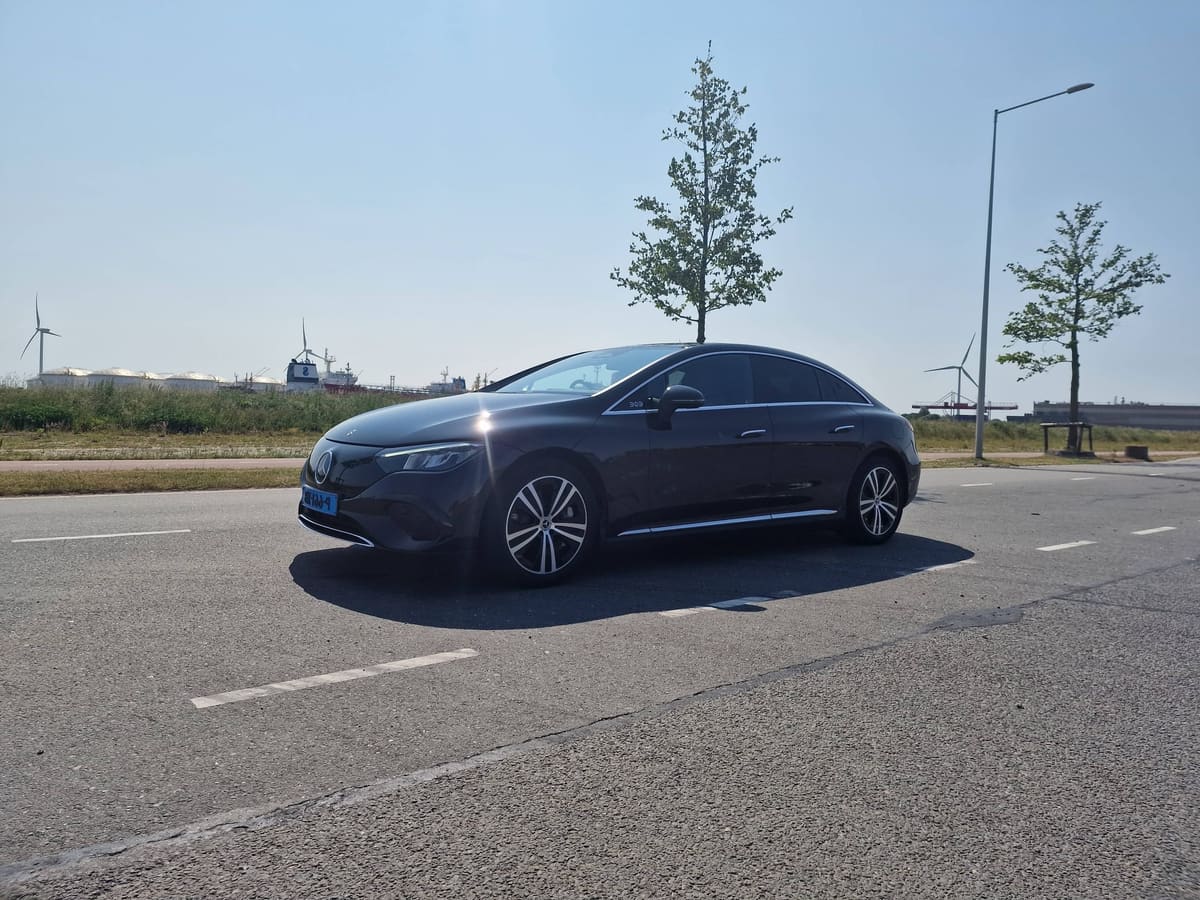 Mercedes EQE van Deluxe Taxi Holland
