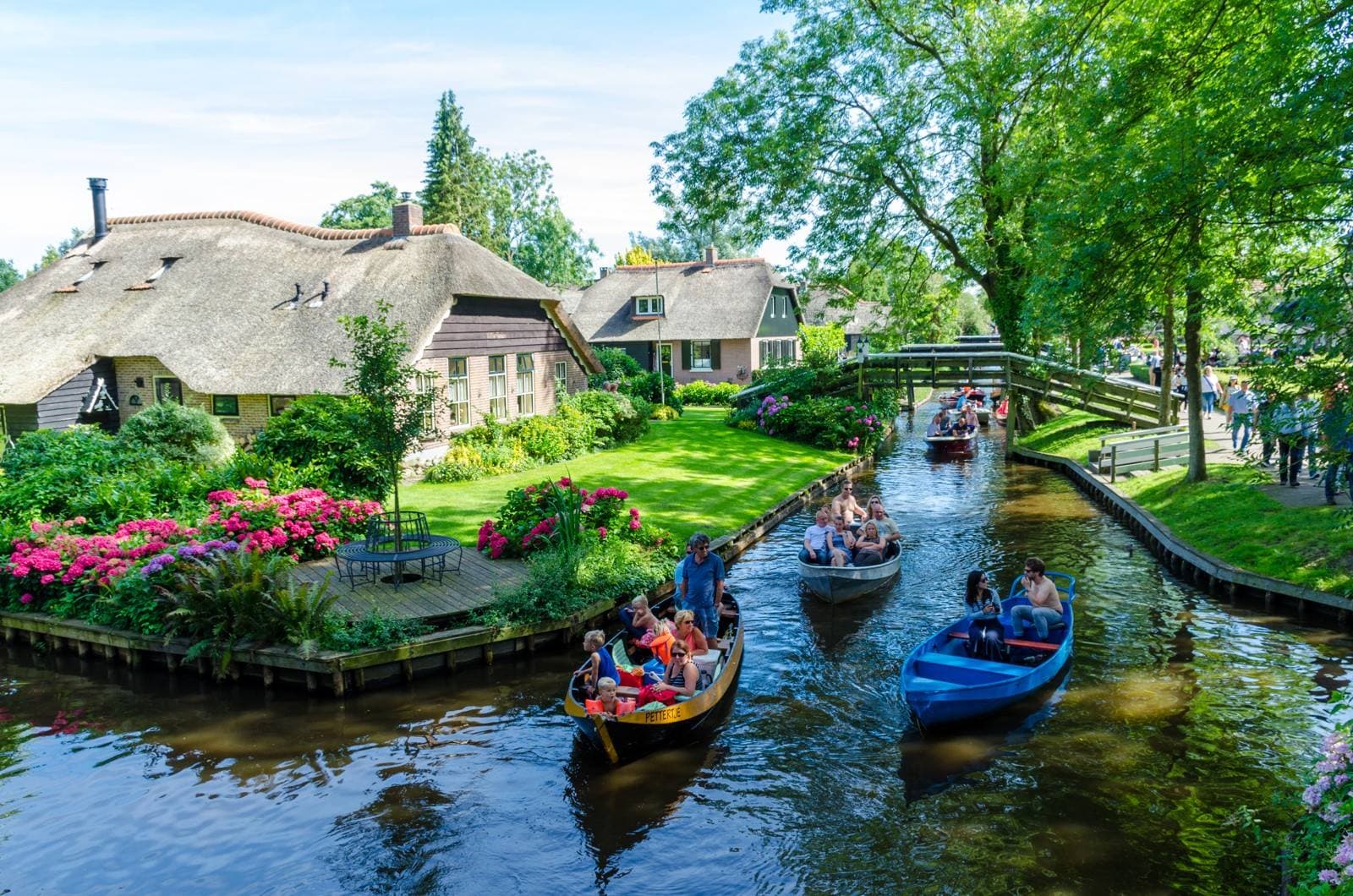 GONDOLA IN GIETHOORN TOUR