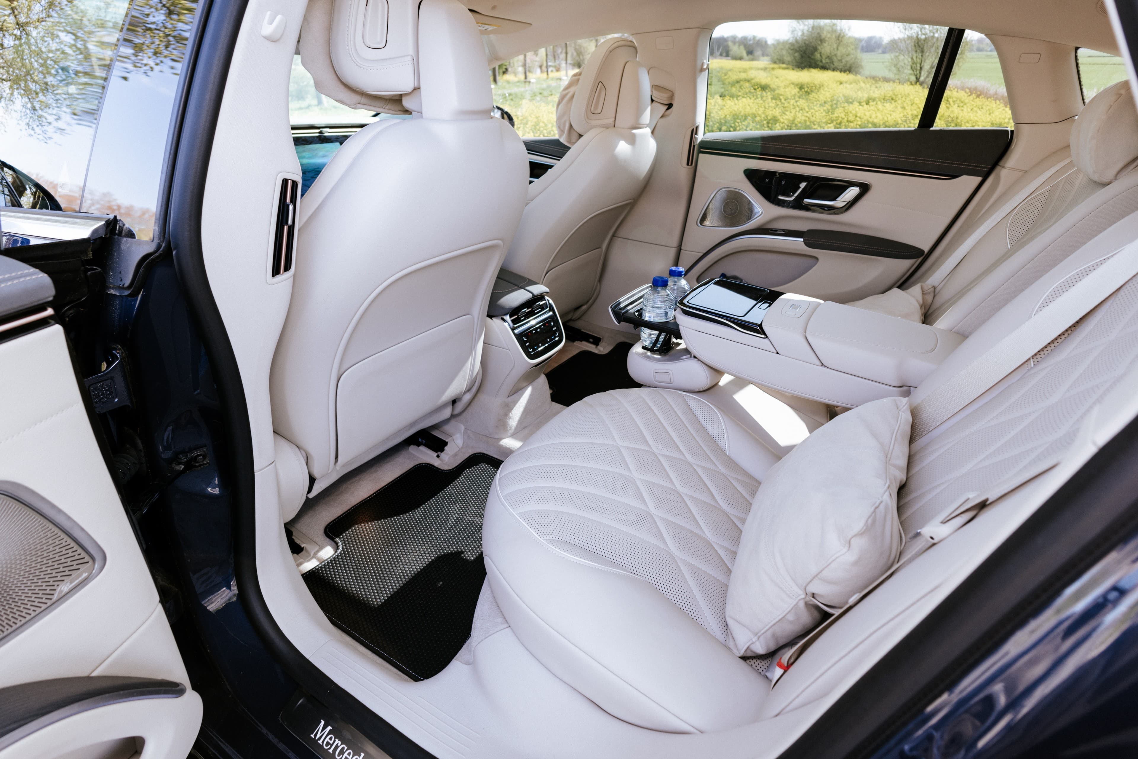 Luxe Mercedes EQS - View 2